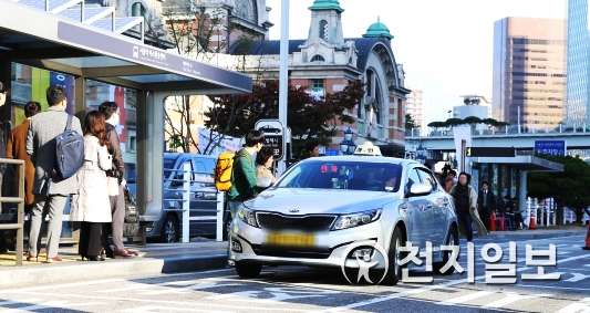 [천지일보=김수희 기자] 시민들이 18일 오전 서울 중구 서울역 서부에서 택시를 타고 있다.