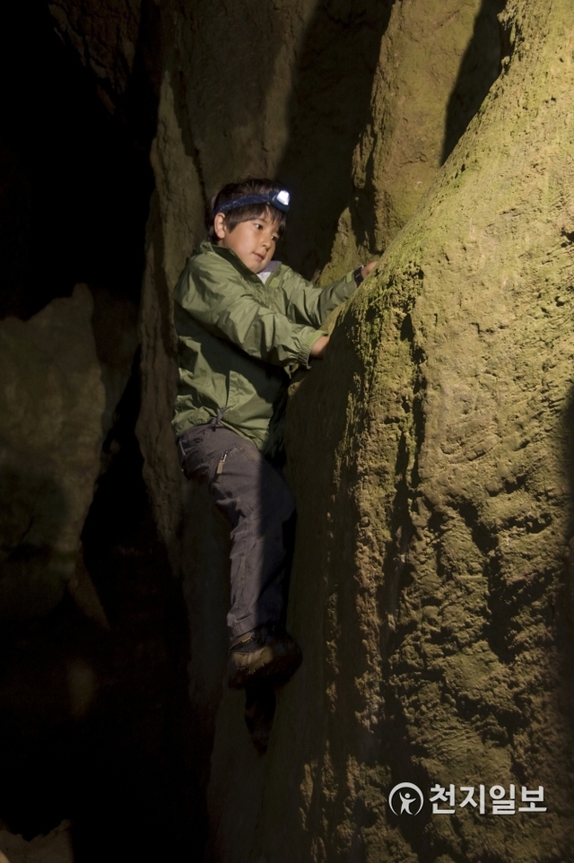 아이가 동굴 속을 탐험하고 있다. (사진: 게티이미지뱅크) ⓒ천지일보 2018.10.18
