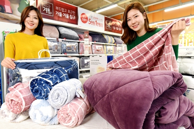18일 서울 등촌동 홈플러스 강서점에서 모델들이 다양한 겨울 침구들을 선보이고 있다. (제공: 홈플러스)
