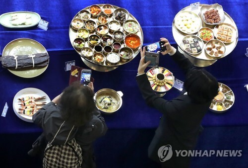 (부산=연합뉴스) 18일 오후 부산 벡스코에서 열린 제15회 부산국제음식박람회를 찾은 관람객들이 세계 각국의 음식을 살펴보고 있다.