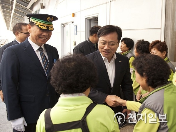 오영식 코레일 사장(가운데)이 18일 대전역 환경미화원을 만나 격려하고 있다. (제공: 코레일) ⓒ천지일보 2018.10.18
