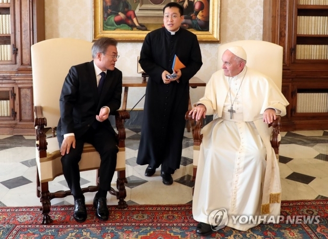 문재인 대통령이 18일(현지시간) 바티칸 교황청을 방문한 가운데 집무실에서 프란치스코 교황과 대화를 나누고 있다. (출처: 연합뉴스)