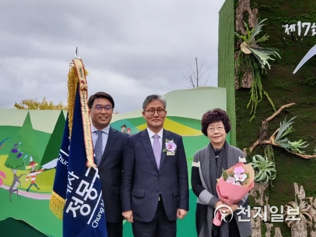 현대차정몽구재단 신수정 이사장(오른쪽)과 박형배 사무총장이 김재현 산림청장(가운데)에게 대통령 표창을 받고 있다. (제공: 현대·기아자동차) ⓒ천지일보 2018.10.18