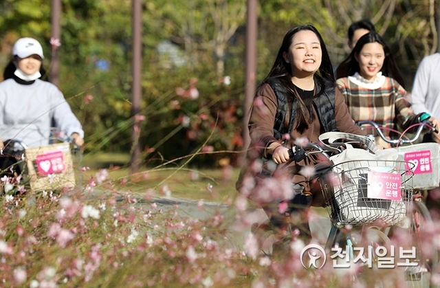 [천지일보=남승우 기자] 19일 오후 서울 여의도 한강공원에서 시민들이 화창한 가을 날씨를 즐기며 자전거를 타고 있다. ⓒ천지일보 2018.10.19