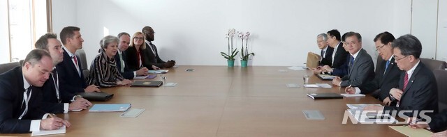 문재인 대통령이 19일 브뤼셀 유로파 빌딩 영국대표단 사무실에서 테레사 메이 영국 총리와 한-영국 정상회담을 하고 있다. (출처:뉴시스)