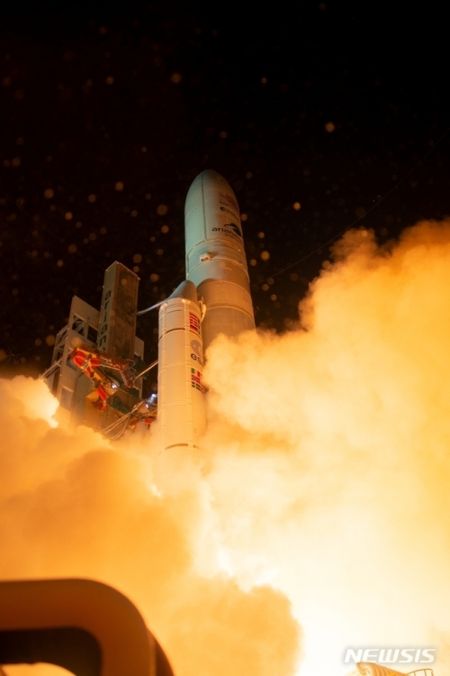 유럽우주국(ESA)과 일본 우주항공연구개발기구(JAXA)가 수성 탐사 프로젝트 ‘베피콜롬보(BepiColombo)’에 따라 제작한 탐사기 ‘미오(みお)’와 ‘MPO’를 탑재한 ‘아리안5’ 운반로켓이 20일 오전 10시 45분(한국시간) 남미 프랑스령 기아나 쿠루 우주기지에서 성공리에 발사됐다. (출처: 뉴시스)