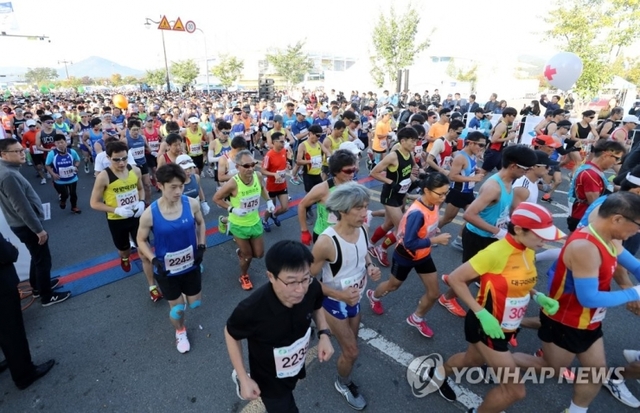 (경주=연합뉴스) 21일 경북 경주에서 열린 경주국제마라톤에 참가한 선수들이 힘찬 출발을 하고 있다.
