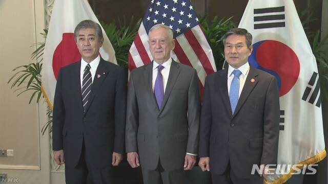 정경두 국방장관(맨오른쪽)과 제임스 매티스 미 국방장관, 그리고 이와야 다케시(岩屋毅) 일본 방위상(맨왼쪽)은 19일 싱가포르에서 한미일 국방장관 회의를 가졌다. (출처: 뉴시스)