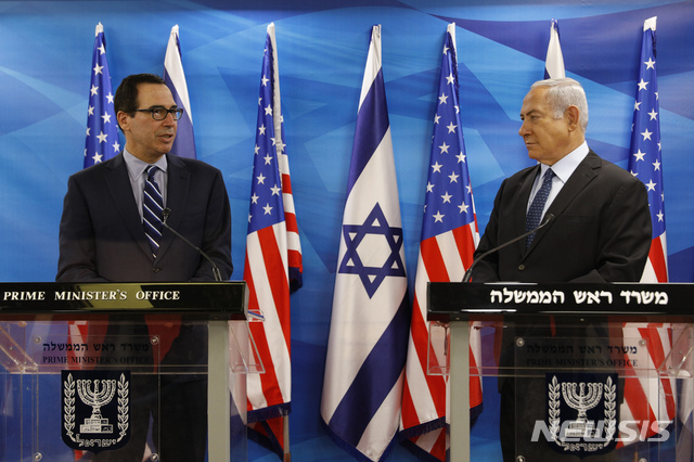 【예루살렘=AP/뉴시스】 스티브 므누신 미 재무장관이 21일 이스라엘을 방문해 네타냐후 총리와 회담 전 공동 기자회견을 하고 있다. 