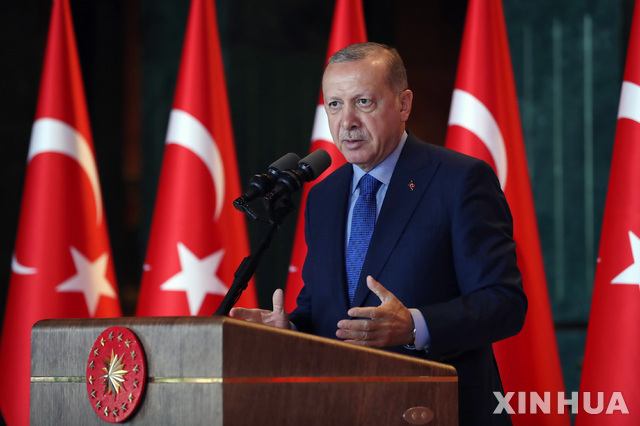 터키의 레제프 타이이프 에르도안 대통령이 13일 대통령궁에서 해외주재 터키 대사들을 불러모은 공관장 회의에서 연설하고 있다. 터키가 경제 본질 가치와는 상관없는 경제적 '포위' 상태에 빠져 작금의 통화 위기가 나타났다고 주장했다. (출처: 뉴시스)