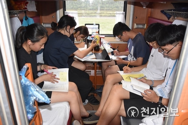 전남독서토론열차에 참가한 학생들이 책을 집필하고 있다. (제공: 전라남도교육청) ⓒ천지일보 2018.10.22
