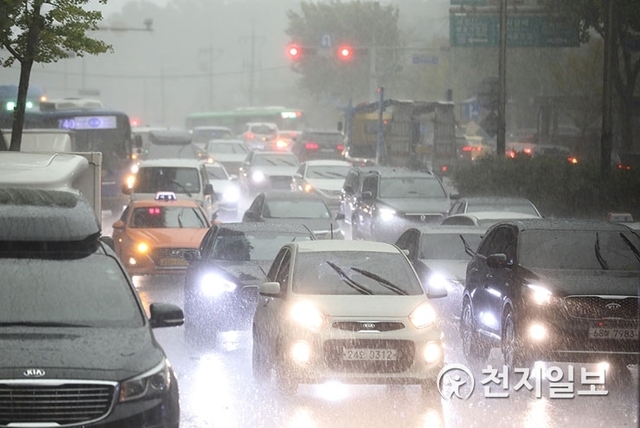 [천지일보=남승우 기자] 23일 오전 서울 서초역 인근에서 갑자기 비가 쏟아진 가운데 차들이 물보라를 일으키며 달리고 있다. ⓒ천지일보 2018.10.23