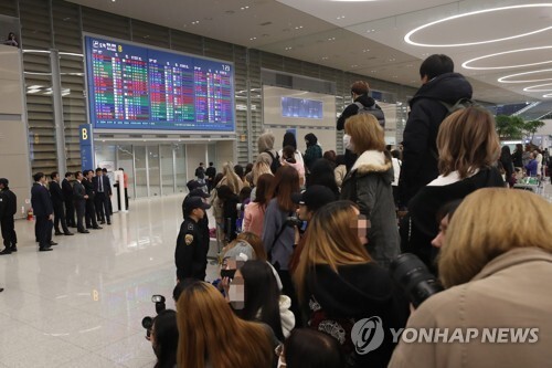 (영종도=연합뉴스) 24일 오전 인천공항에서 월드투어를 마치고 귀국하는 방탄소년단을 보기 위한 팬들로 입국장이 붐비고 있다.