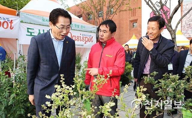 2017 도시농업 박람회를 둘러보는 김영종 종로구청장(왼쪽) (제공: 종로구)
