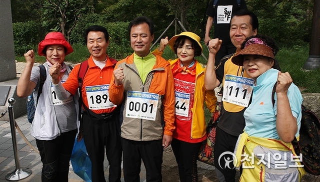 2017년도 한마음 걷기대회에서 기념촬영하는 박겸수 강북구청장(왼쪽에서 세 번째) (제공: 강북구)