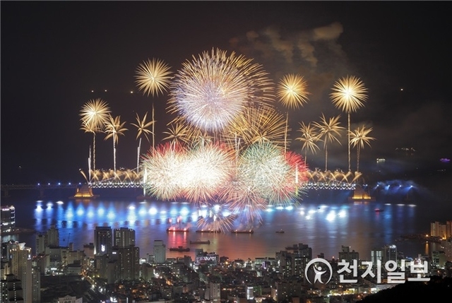 지난해 불꽃축제 모습. (제공: 부산시) ⓒ천지일보 2018.10.25