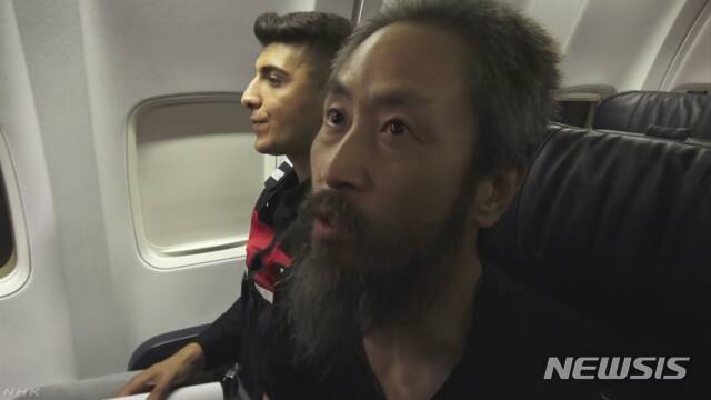 시리아 무장단체에 3년여 억류됐다가 풀려난 일본 프리랜서 언론인 야스다 준페이가 25일 항공편으로 일본으로 귀국하는 경유지인 터키 이스탄불에 도착하고 있다. (출처: 뉴시스)