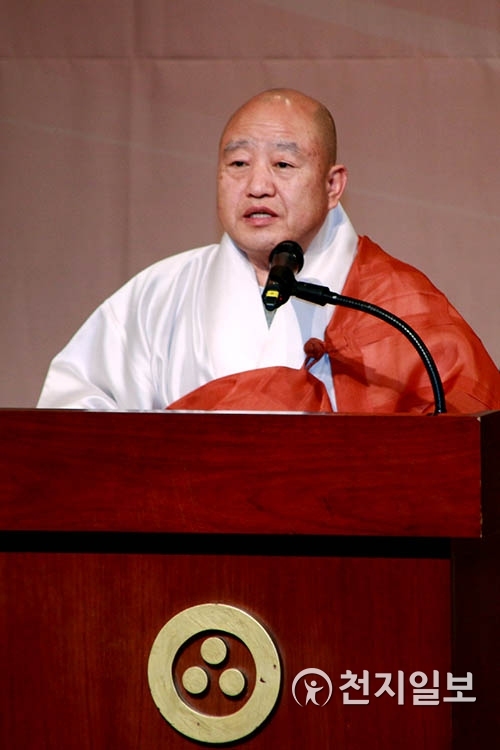 [천지일보=이지솔 기자] 대한불교조계종 총무원장 원행스님이 25일 오후 서울 종로구 한국불교역사문화기념관 전통문화예술공연장에서 열린 ‘10.27법난 제38주년 기념법회’에서 기념사를 하고 있다.  ⓒ천지일보 2018.10.25