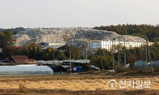 [천지일보 의성=송해인 기자] 경북 의성군 단밀면 생송리 마을에 위치한 폐기물 매립장 에서 폐기물이 주변의 산 높이와 비슷한 높이로 보여지고 있다. ⓒ천지일보 2018.10.25