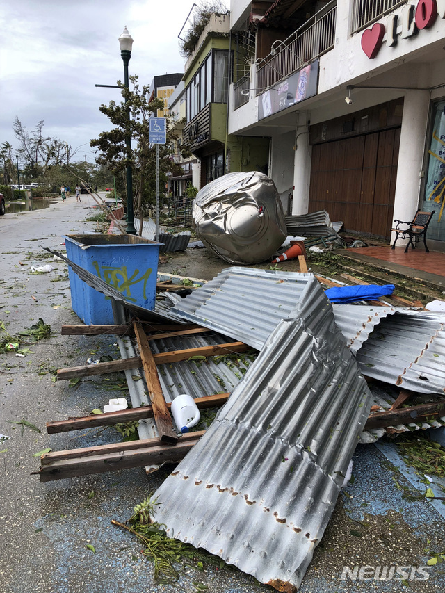25일(현지시간) 미국자치령인 '북마리아나 제도'를 강타한 슈퍼태풍 '위투(Yutu)'로 사이판의 건물들이 무너졌다. CNN에 따르면 위투는 미국령을 강타한 폭풍 중 가장 강력하다. (출처: 뉴시스)
