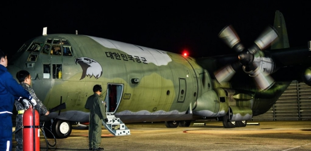 태풍 '위투'로 사이판에 고립된 우리 국민의 이동을 위해 파견되는 공군 제5공중기동비행단 소속 C-130H가 27일 새벽 김해기지에서 이륙준비를 하고 있다. (출처: 연합뉴스)