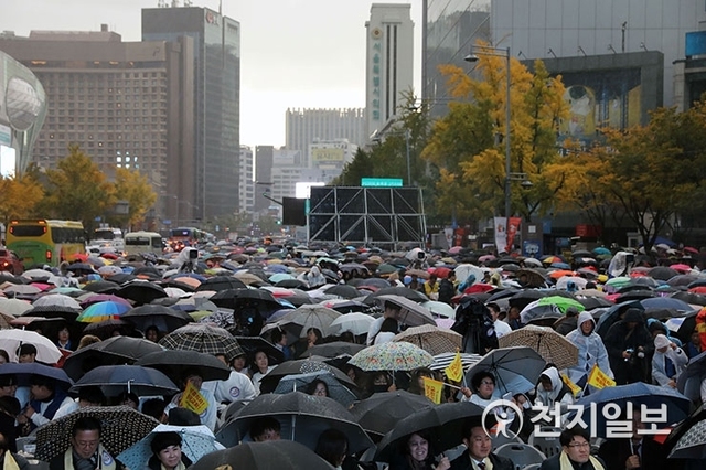 [천지일보=남승우 기자] 28일 서울 광화문광장 인근에서 ‘신사참배 80년 회개 및 3.1운동 100주년을 위한 한국교회 일천만 기도대성회’가 진행되고 있다. 이날 비가 오는 가운데 교인들은 우산을 들고 집회에 참석했다.  ⓒ천지일보 2018.10.28