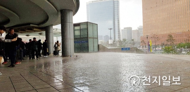서울역에서 우박이 쏟아지는 것을 시민들이 보고 있는 모습 ⓒ천지일보DB
