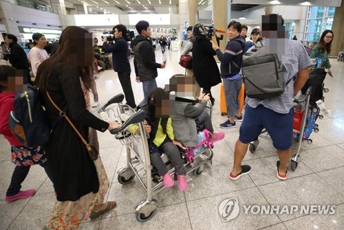 (영종도=연합뉴스) 태풍 '위투'로 사이판에 발이 묶였던 한국인 관광객들이 29일 오후 인천국제공항을 통해 귀국하고 있다.