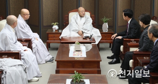 [천지일보=안현준 기자] 바른미래당 손학규 대표가 29일 오후 서울 종로구 조계사에서 조계종 총무원장인 원행 스님을 예방하고 있다. (제공:바른미래당) ⓒ천지일보 2018.10.29