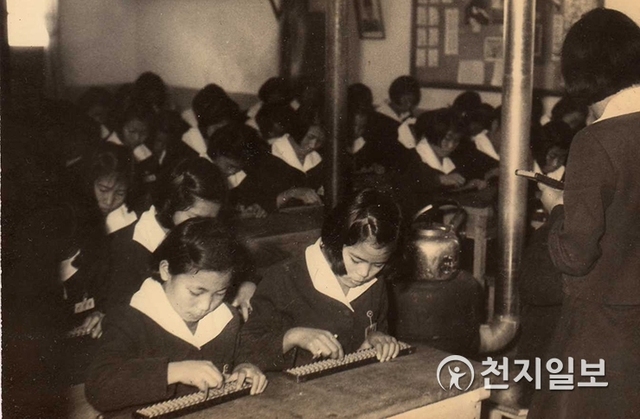 1960년대 천막야학에서 공부하는 일성고등공민학교 교실수업 장면 (제공: 서울시)