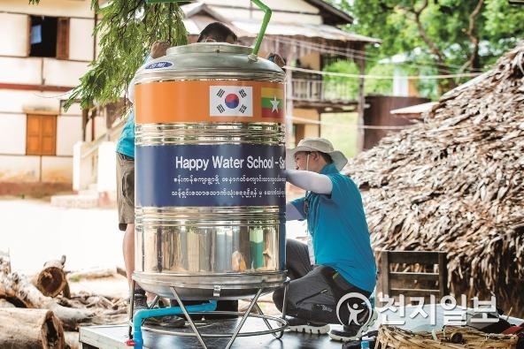 한국수자원공사 봉사단이 미얀마 산칸마을 초등학교에 급수대용 물탱크를 설치하고 있다. (제공: 한국수자원공사) ⓒ천지일보 2018.10.30