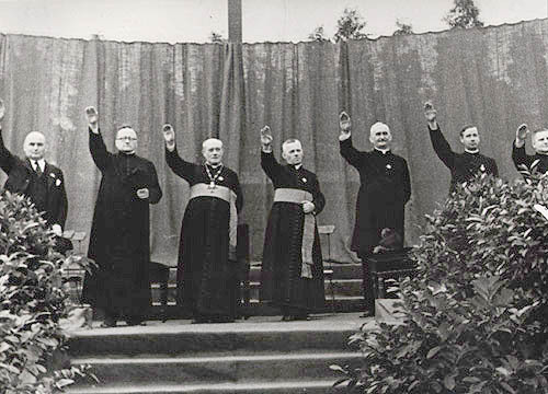 1933년 8월 베를린 노이 퀼른 경기장에서 열린 가톨릭 청년집회에서 히틀러에게 경의를 표하는 성직자들. (출처: 히틀러의 교황 : 비오 12세의 비밀역사) ⓒ천지일보 2018.10.30