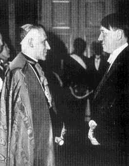 1939년 4월 20일 체사레 오르세이노 대주교가 히틀러의 생일을 축하하고 있다. 교황 비오 11세, 12세는 무솔리니, 히틀러 등 독재정권이 자신들을 공산주의로부터 지켜줄 것이라 믿으며 이들을 지지했다. 이는 독재자들이 아무 거리낌 없이 2차 세계대전을 일으키는 빌미가 됐다고 역사가들은 평가하고 있다. (출처: 히틀러의 교황 : 비오 12세의 비밀역사) ⓒ천지일보 2018.10.30