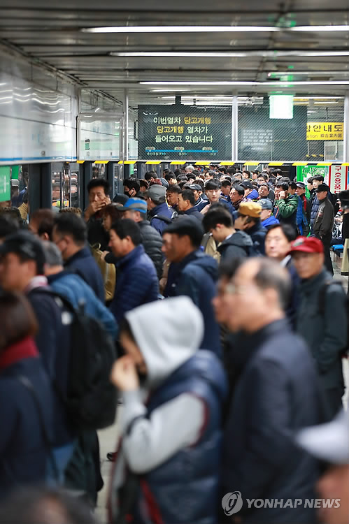 (서울=연합뉴스) 29일 오전 전력공급 차단으로 열차가 멈춰선 서울 지하철 4호선 이촌역에서 열차를 이용하려는 승객들이 줄지어 열차 탑승을 기다리고 있다.