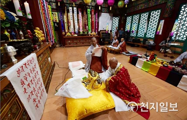 불복장작법-복장물 납입. (제공: 문화재청)