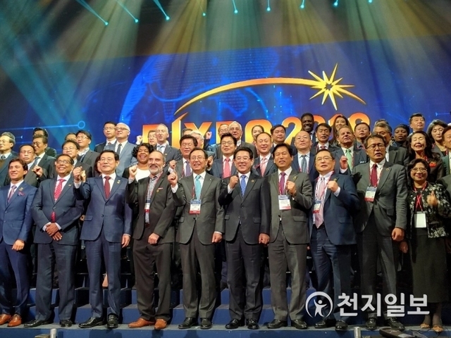 [천지일보=이영지 기자] 31일 한국전력이 주최한 제4회 빛가람 국제전력기술 엑스포가 광주 김대중컨벤션 센터 일원에서 개막했다. 개막식에서 김종갑 한국전력사장(왼쪽 다섯번째)을 비롯한 국내외 주요 인사들이 기념사진을 찍고 있다. ⓒ천지일보 2018.10.31