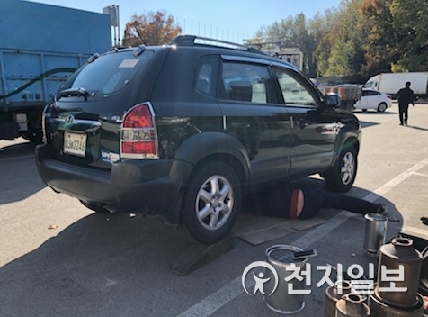 한 자동차가 30일 수도권대기환경청과 배출가스 저감장치 부착차량 사후관리 점검을 받고 있다. (제공: 위정부시) ⓒ천지일보 2018.10.31