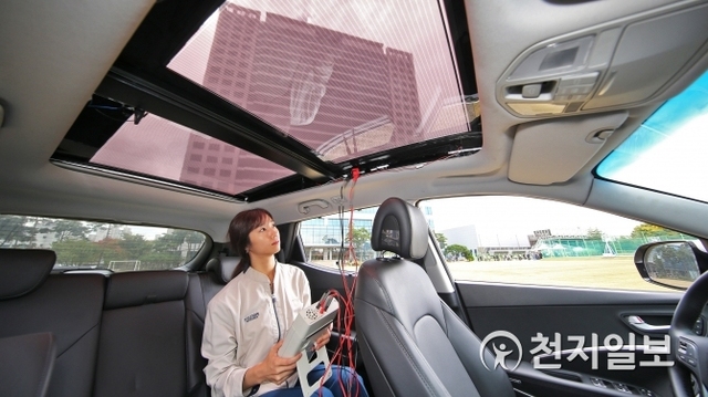 현대∙기아자동차 연구원이 투광이 가능한 2세대 솔라루프가 설치된 자동차 안에서 효율을 측정하고 있다. (제공: 현대·기아자동차) ⓒ천지일보 2018.10.31