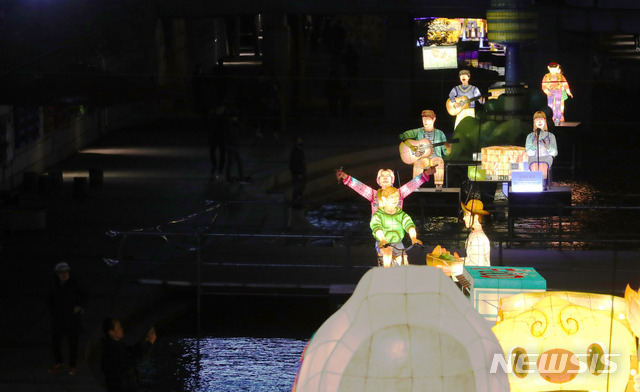 2018 서울빛초롱축제 개막을 이틀 앞둔 31일 오후 서울 종로구 청계천에 형형색색의 조형물들이 야경을 밝히고 있다. (출처: 뉴시스)