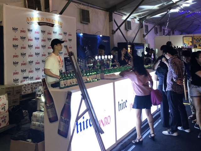지난달 싱가포르 ‘가든즈 바이 더 베이(Gardens by the Bay)’에서 열린 국제 맥주 축제 ‘비어페스트2018’에서 하이트진로가 하이트, 망고링고 판매 및 시음활동을 진행하고 있다. (제공: 하이트진로)