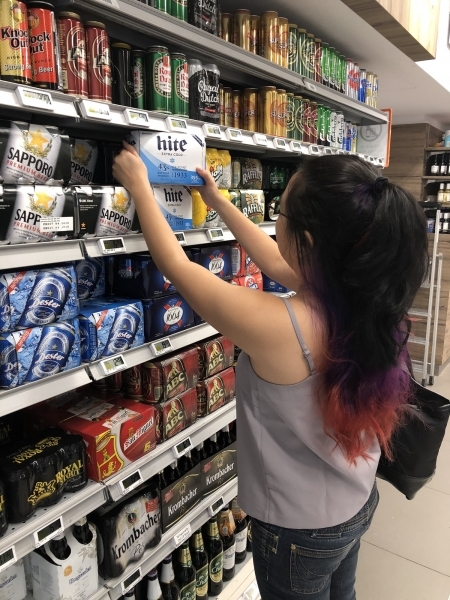 싱가포르 최대 유통체인인 페어프라이스에서 소비자가 하이트 맥주를 살펴보고 있다. (제공: 하이트진로)