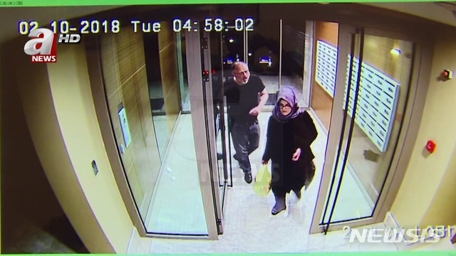 터키 이스탄불에 있는 사우디아라비아 총영사관에서 사망한 언론인 자말 카슈끄지와 그의 약혼녀 하티제 젠기즈의 마지막 모습이 공개됐다. 지난 2일(현지시간) 카슈끄지가 실종되지 몇 시간 전에 찍힌 폐쇄회로(CC)TV영상에는 두 사람이 그들의 아파트 건물로 들어서는 모습이 담겨 있다. (출처: 뉴시스)