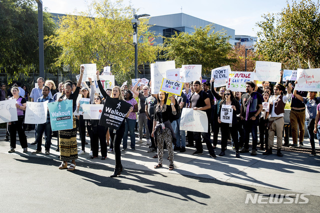 캘리포니아주 마운틴 뷰에 있는 구글 본사의 직원들이 회사에 만연한 성추행과 고위직의 성적 부적절 행동에 회사가 미온적으로 대응한다며 1일 파업과 항의시위를 벌이고 있다. (출처: 뉴시스)
