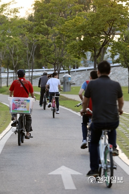 [천지일보=남승우 기자] 4일 오후 서울 반포한강공원에서 시민들이 헬멧을 착용하지 않은 채 자전거를 타고 있다. 지난달 28일부터 개정된 도로교통법에 따르면 자전거 운전자는 인명보호장구(헬멧 등)를 착용해야 하며 혈중알코올농도 0.05 이상의 음주 상태로 운전 시 범칙금 3만원, 음주측정 불응 시 범칙금 10만원이 부과된다.  ⓒ천지일보 2018.10.4