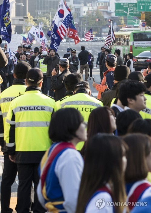 (서울=연합뉴스) 학생독립운동기념일인 3일 오후 서울 광화문 거리에서 진보와 보수 단체들이 동시에 행진을 하고 있다.