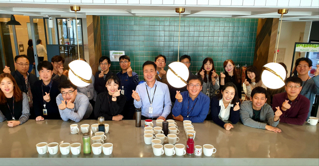 지난 2일 서울 종로구 SK서린빌딩에서 친환경 캠페인에 참여한 SK구성원들이 텀블러와 머그컵으로 ‘그린’ 이라는 글자를 만든 뒤 기념촬영을 하고 있다. (제공: SK)