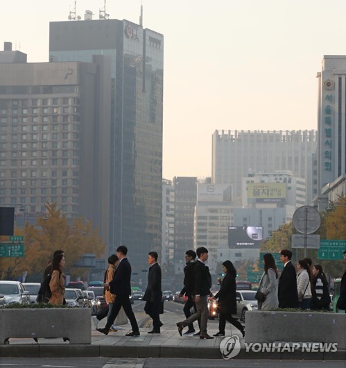(서울=연합뉴스) 전국 곳곳에 미세먼지 농도가 '나쁨' 수준을 보이는 5일 오전 서울 광화문네거리에서 출근길 시민들이 발걸음을 옮기고 있다.