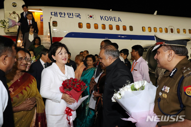 【러크나우(인도)=뉴시스】 = 김정숙 여사가 5일 러크나우 국제공항에 도착해 인도측 환영 인사들로부터 꽃다발을 받고 있다.