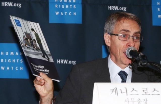 케네스 로스 휴먼라이츠워치(HRW) 사무총장이 11월 1일 오전 서울 중구 프레스센터에서 열린 기자회견에서 북한의 성폭력 실상을 담은 보고서를 들고 있다. (출처: 연합뉴스)