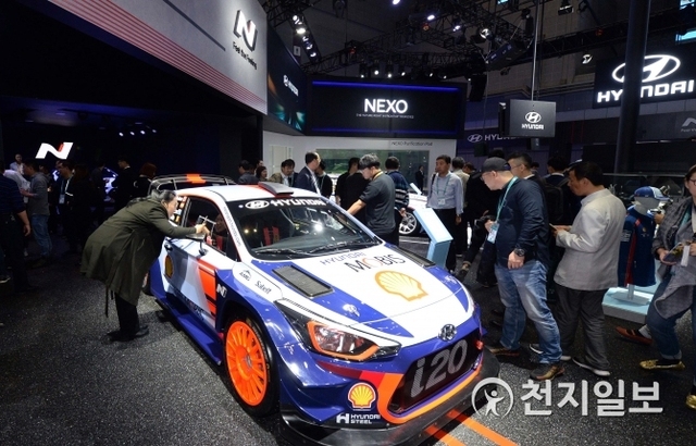6일(현지시각) 중국 상하이 국가회의전람센터에서 열린 ‘제1회 중국 국제 수입박람회’에서 참가자들이 현대자동차 부스에 전시된 i20 WRC를 관람하고 있다. (제공: 현대자동차) ⓒ천지일보 2018.11.6